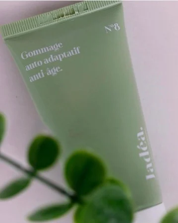 Gamme Nourrir N°8 — Gommage Auto-Adaptatif Anti-Âge